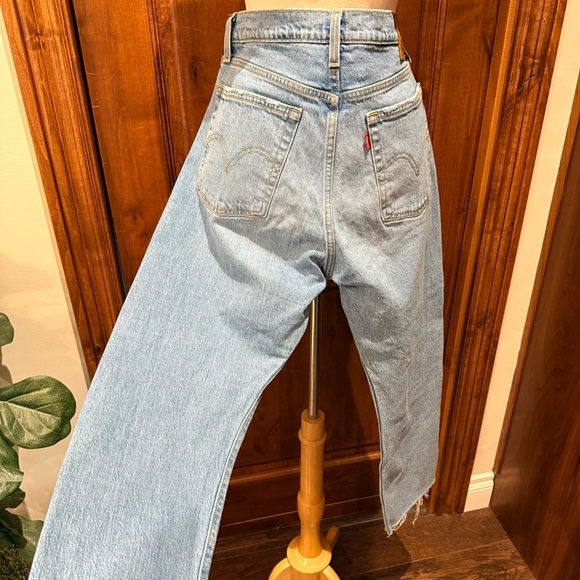 💋Levi's Wedgie Light Blue Straight Leg frayed hem Women's Jeans size 29 - Picture 7 of 9